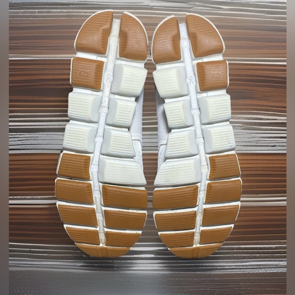 🌫️US 9- On Cloud 5 Women's “Triple White" Athleisure/ Training Sneakers 59.98376 - Picture 11 of 14